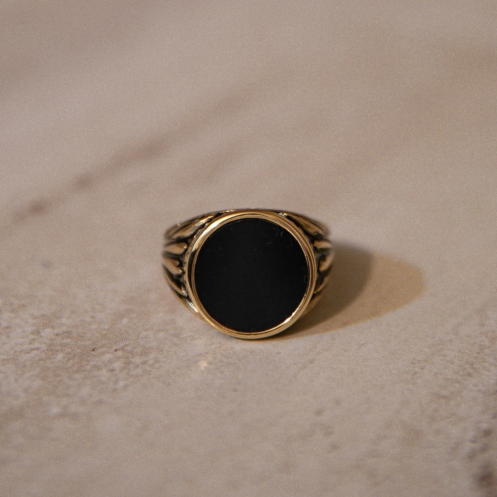 18k Gold Onyx Ring - Picture 2 of 7